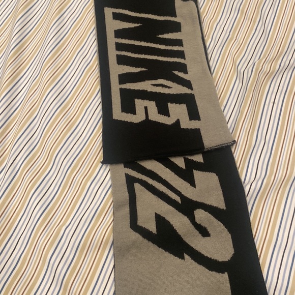 Nike scarf rarely used black and gray color soft and warm - Picture 2 of 4